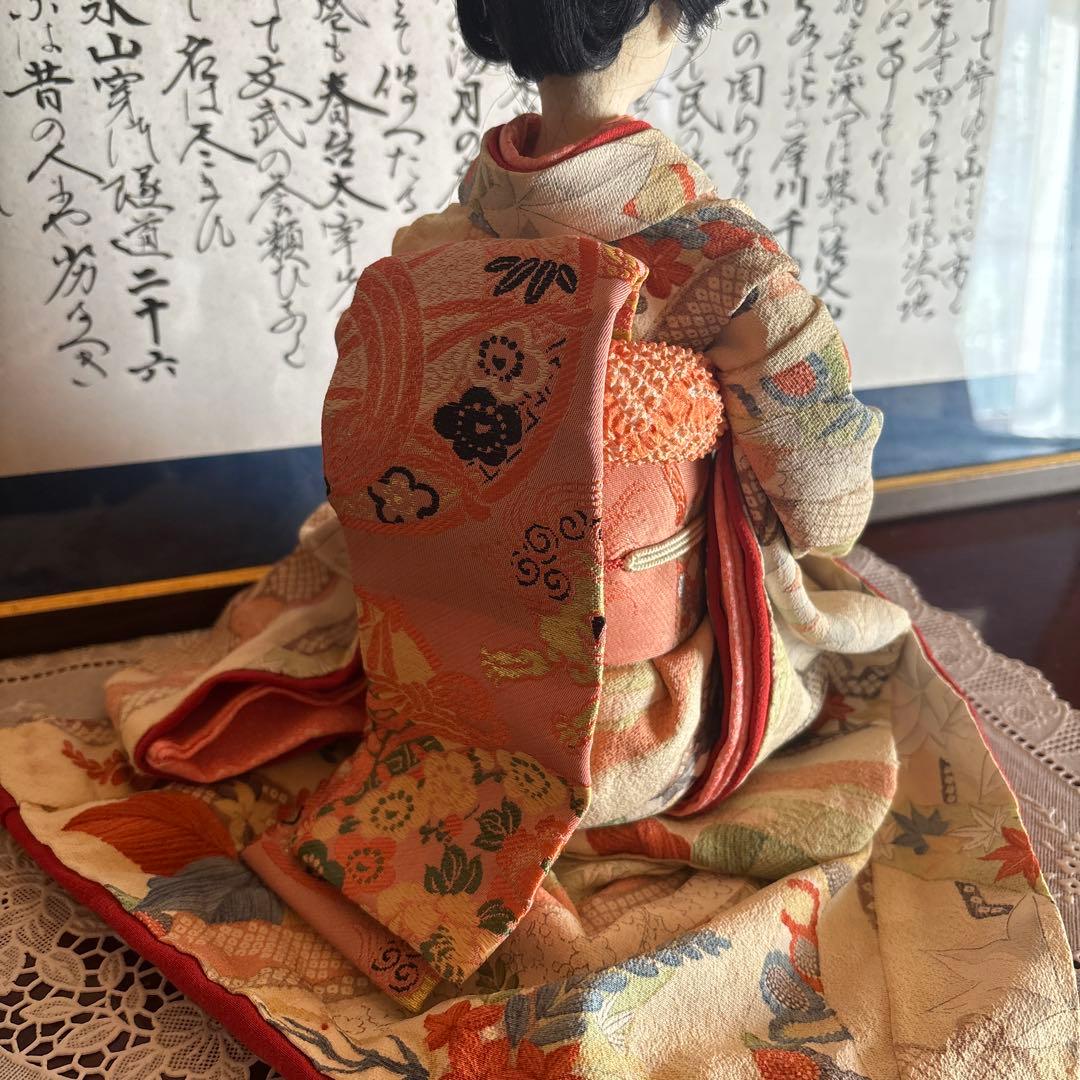 美しい日本人形 赤と多色の衣装