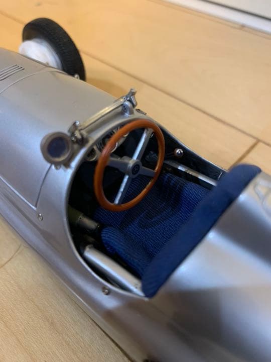 Mercedes Benz W165 1939 1/18スケール