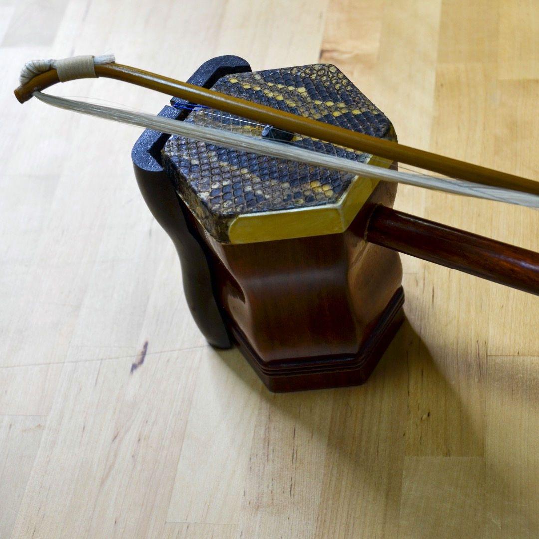 二胡 木製 蛇皮装飾　弓・ハードケース付