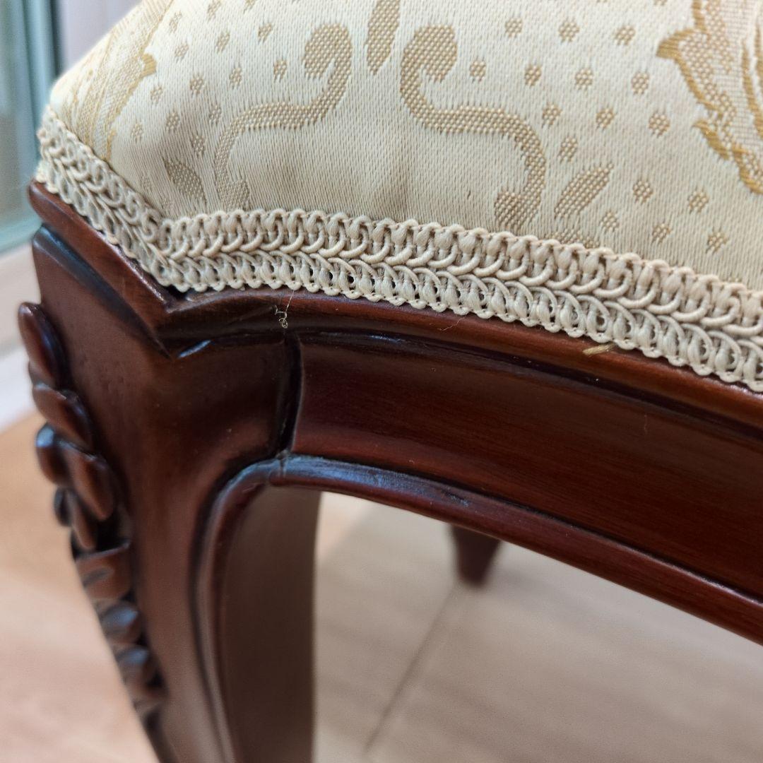 クリーム色の彫刻入りスツール