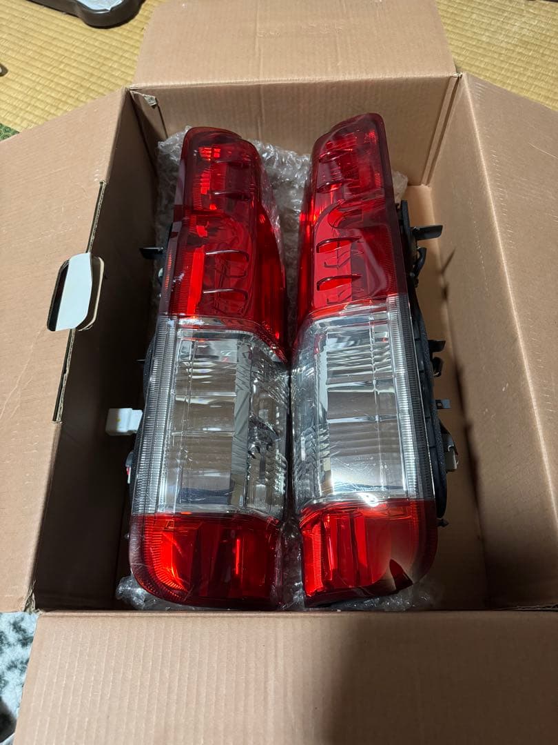 200系ハイエースバン　4型以後　純正クリアテール左右セット③送料込み