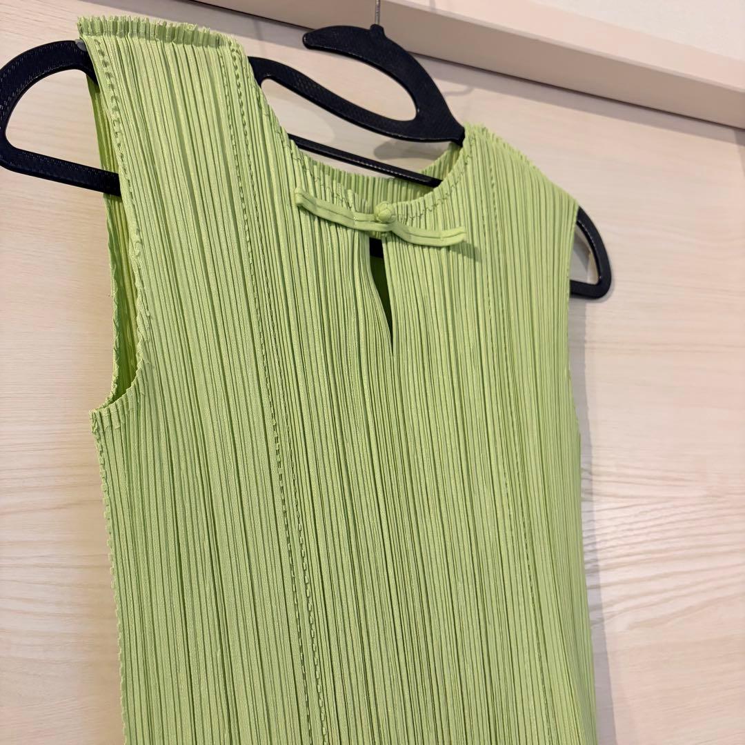 プリーツプリーズ　グリーン　デザイントップス　くるみボタン　チャイナ　美品