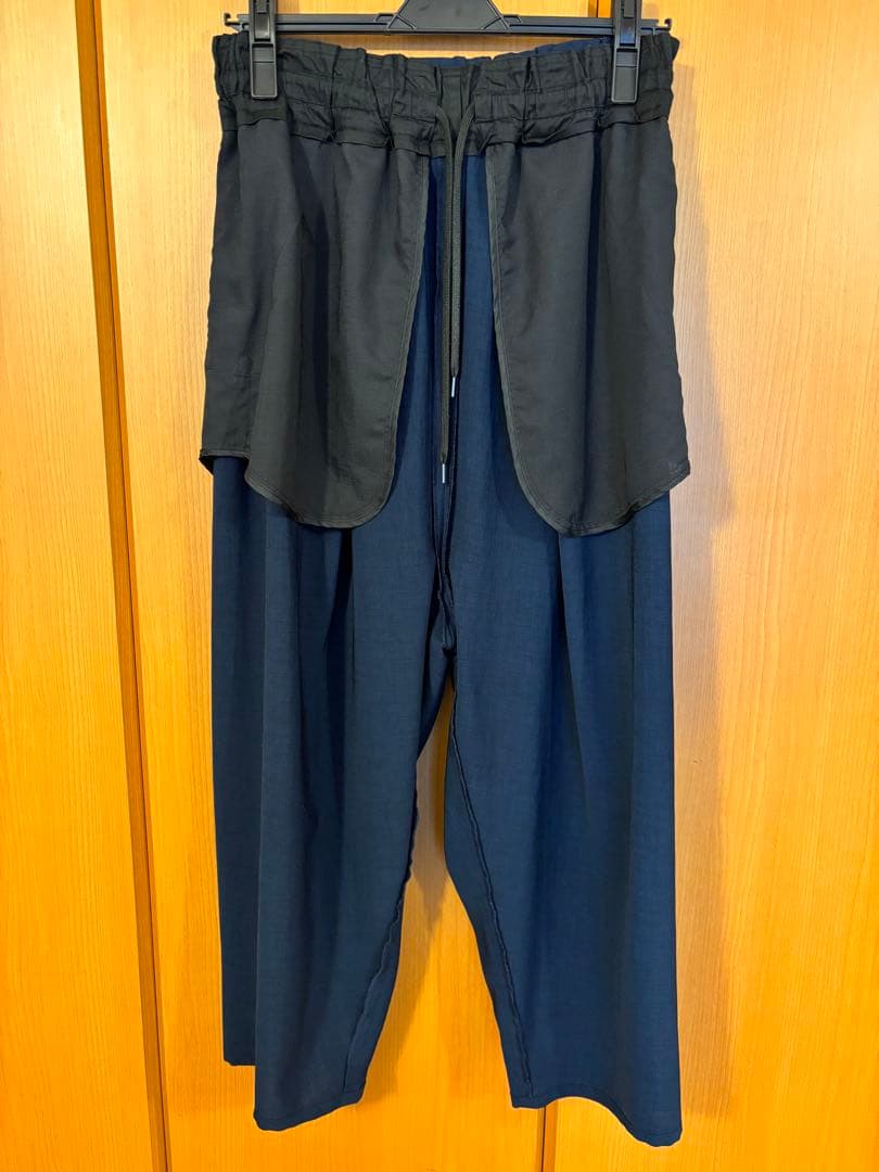 NO CONTROL AIR スパンポリエステルドレープカルゼ テーパードパンツ