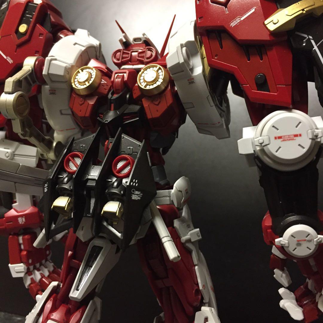 ガンプラ完成品　ガンダムアストレイレッドフレームパワードレッド　プラモデル完成品