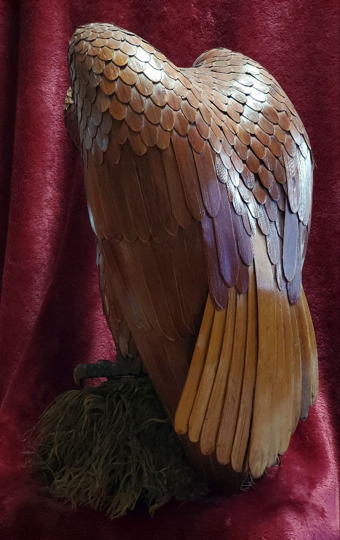 【超絶技巧】骨格や筋肉までも見事に再現『竹根に佇む竹製のオジロワシ』高さ50cm