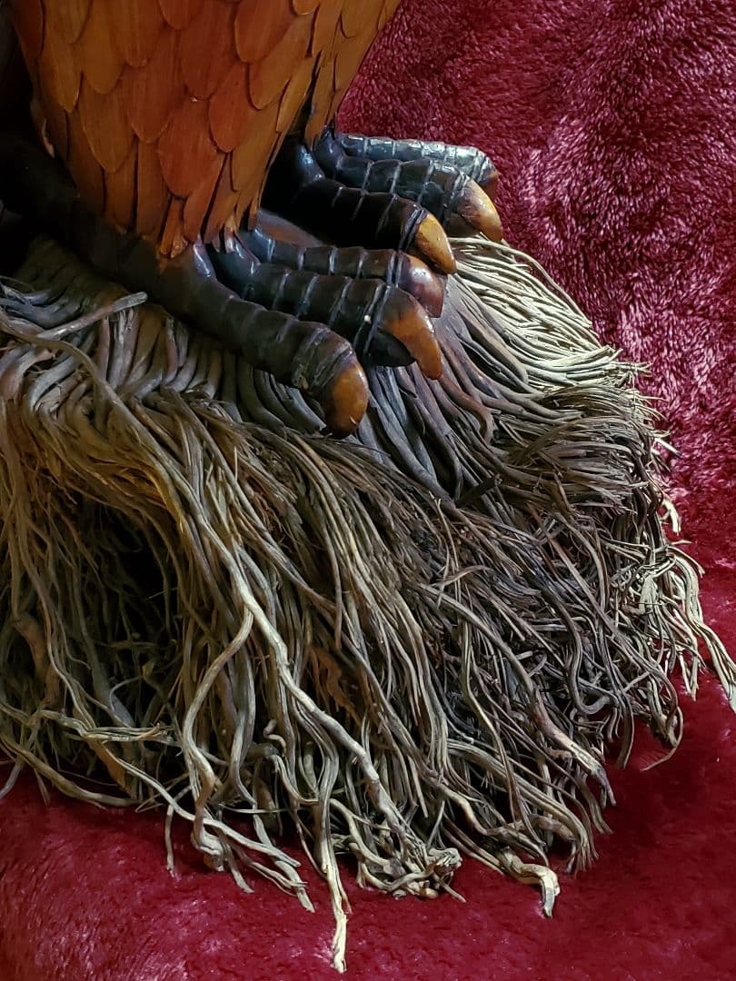 【超絶技巧】骨格や筋肉までも見事に再現『竹根に佇む竹製のオジロワシ』高さ50cm