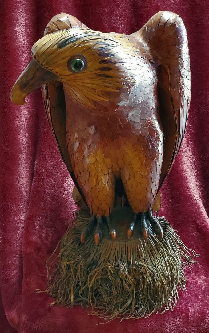 【超絶技巧】骨格や筋肉までも見事に再現『竹根に佇む竹製のオジロワシ』高さ50cm