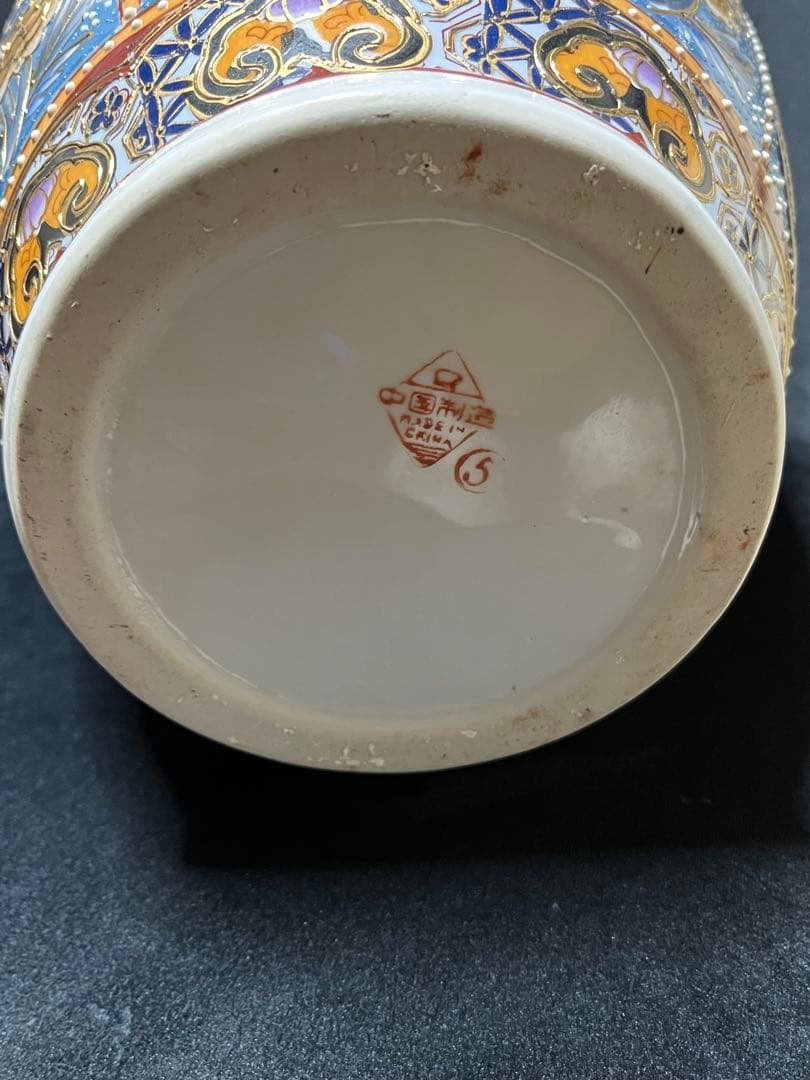 多色彩の花と蝶の陶器花瓶