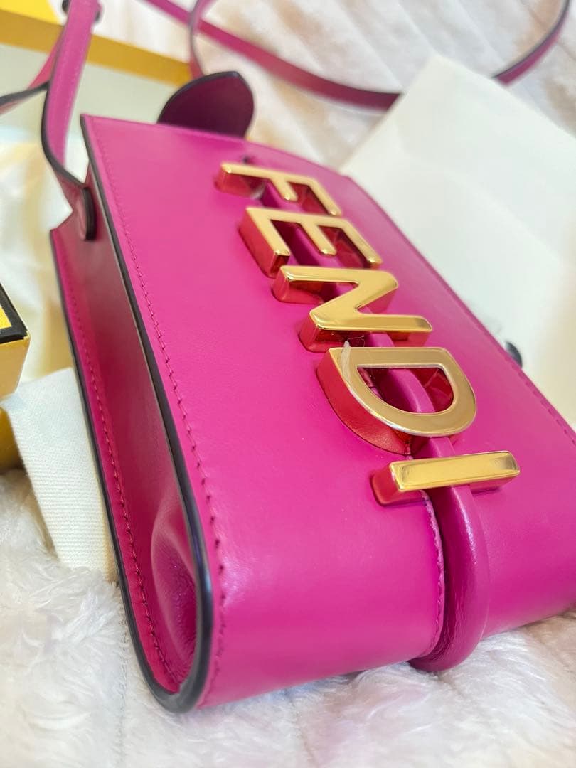 FENDI フェンディ 携帯ポーチ フォンポーチ ピンク　　ショルダーバッグ