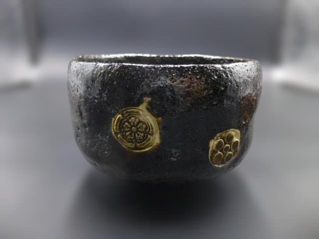 楽吉左衛門　十五代　直入　黒茶碗／共箱共布／裏千家十五代　鵬雲斎極め箱／神紋アリ
