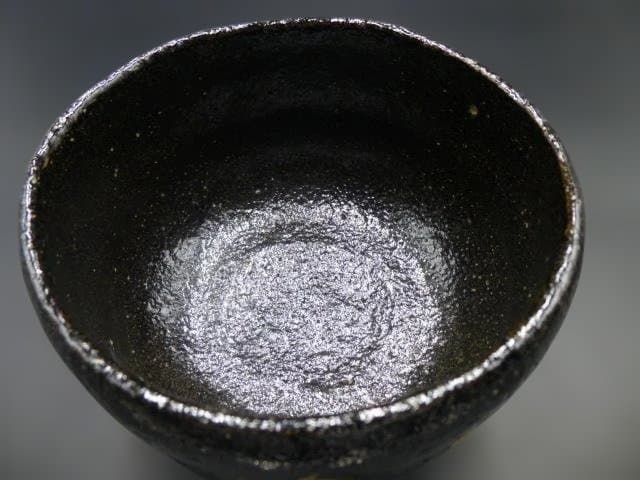 楽吉左衛門　十五代　直入　黒茶碗／共箱共布／裏千家十五代　鵬雲斎極め箱／神紋アリ