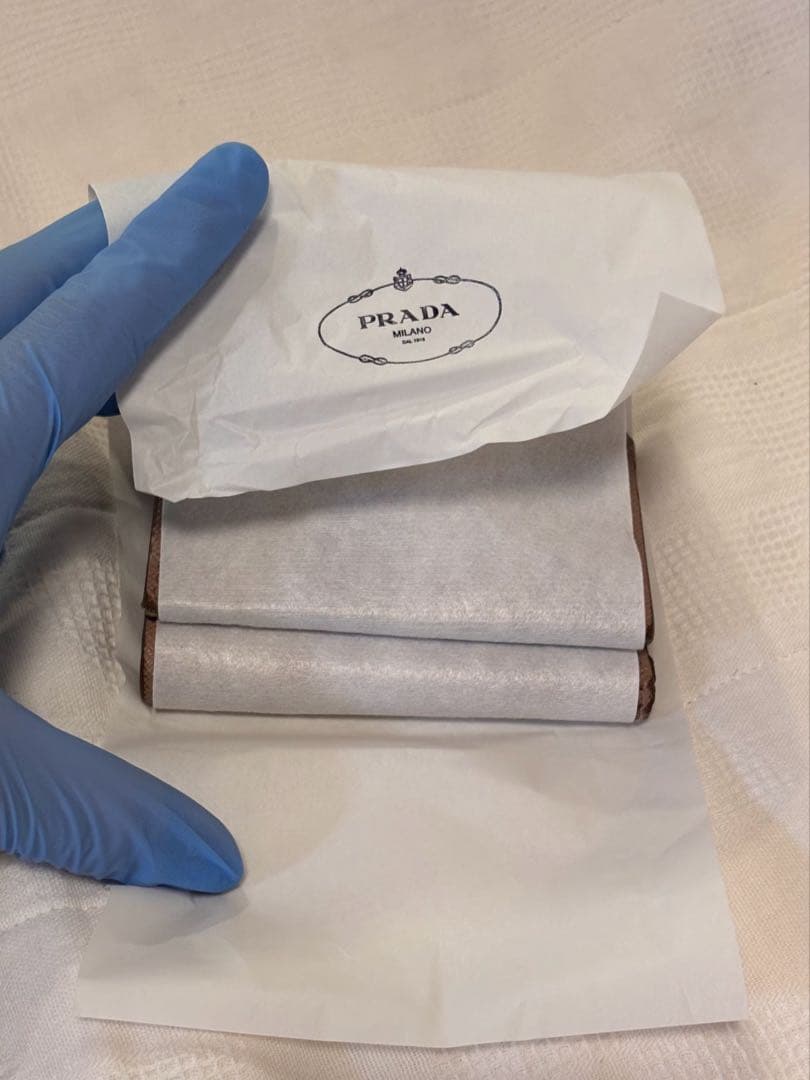 プラダ　コンパクト　三つ折り財布　ベージュ