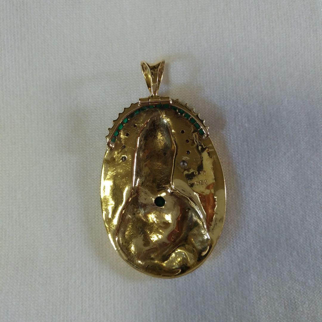 K18ペンダントトップ。菩薩像。仏様。ダイヤモンド。エメラルド。13.5g。中古