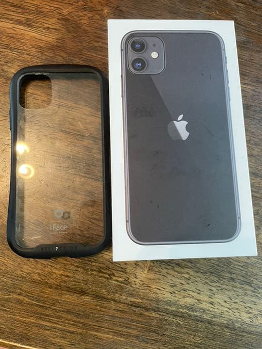 iPhone 11 ブラック 64 GB au