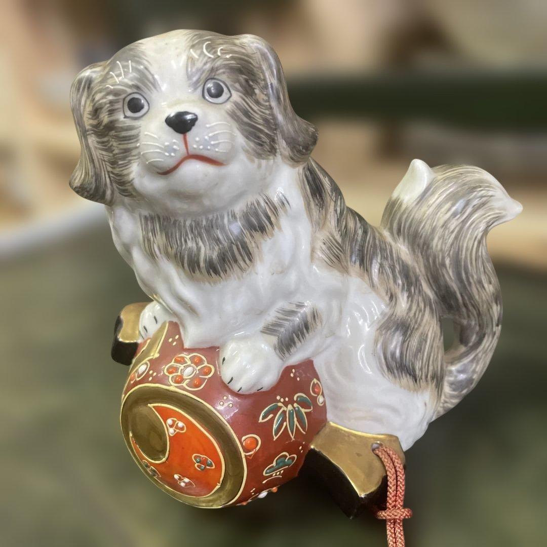 九谷焼犬と小槌　陶器製犬の置物 赤い飾り玉付き　石川県伝統工芸　日本美術　骨董