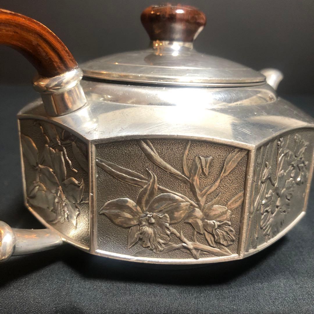 ロイヤル・セランゴール 手仕上げの花柄ピューターティーポット（木製ハンドル付き）