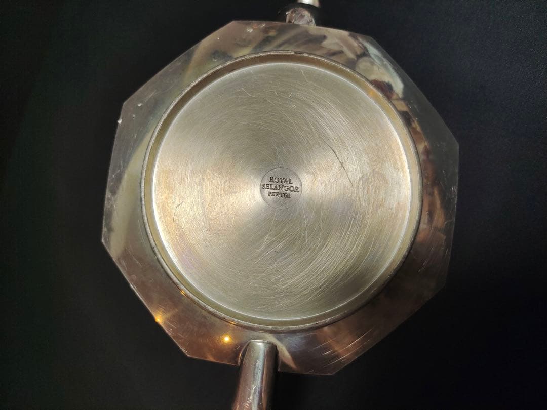 ロイヤル・セランゴール 手仕上げの花柄ピューターティーポット（木製ハンドル付き）