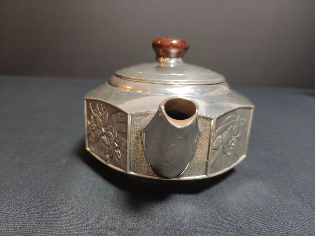 ロイヤル・セランゴール 手仕上げの花柄ピューターティーポット（木製ハンドル付き）