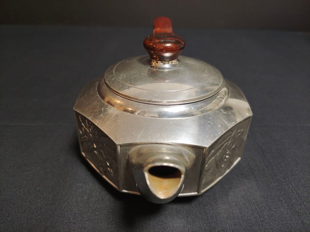 ロイヤル・セランゴール 手仕上げの花柄ピューターティーポット（木製ハンドル付き）