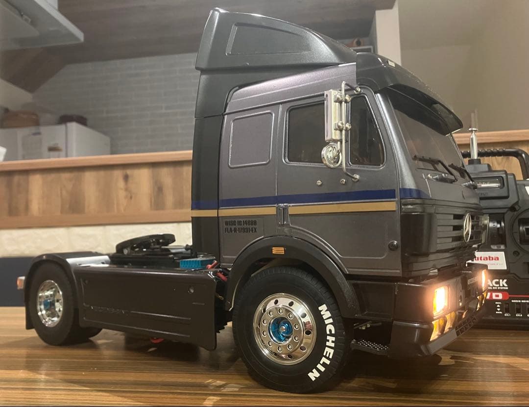 タミヤ 1/14メルセデス ベンツ トレーラーヘッド