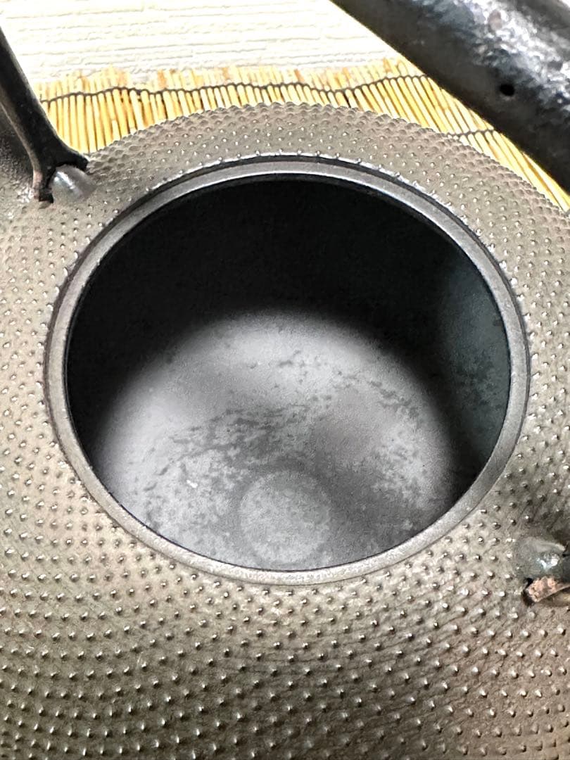 未使用品　南部藩御用鋳物師　１６代鈴木盛久(成郎)作　霰算玉形１４型　南部鉄瓶