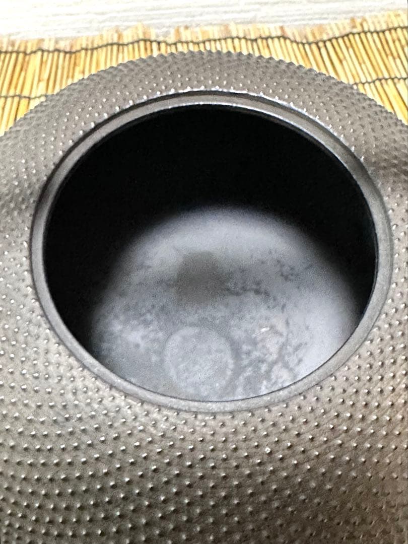 未使用品　南部藩御用鋳物師　１６代鈴木盛久(成郎)作　霰算玉形１４型　南部鉄瓶