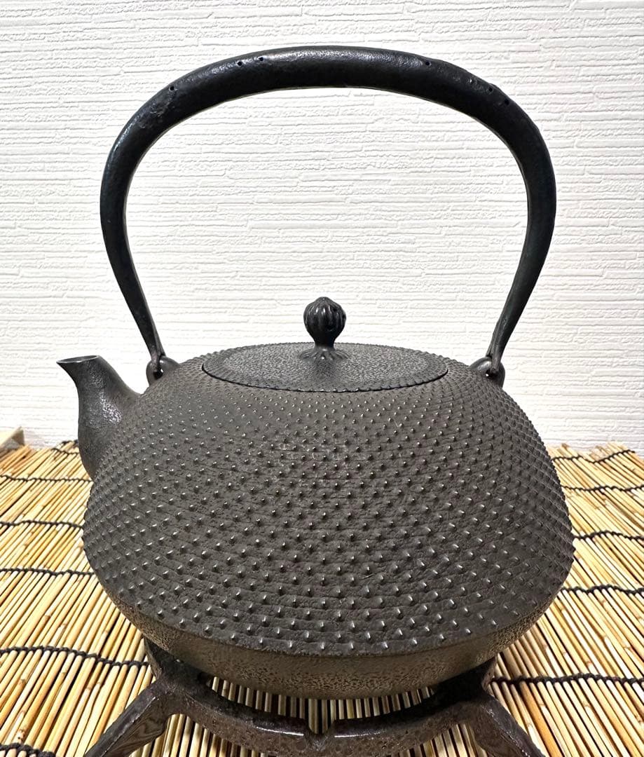 未使用品　南部藩御用鋳物師　１６代鈴木盛久(成郎)作　霰算玉形１４型　南部鉄瓶