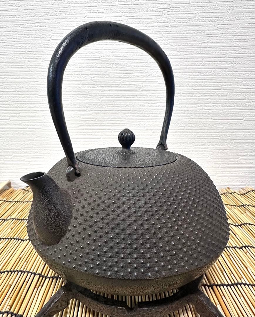 未使用品　南部藩御用鋳物師　１６代鈴木盛久(成郎)作　霰算玉形１４型　南部鉄瓶