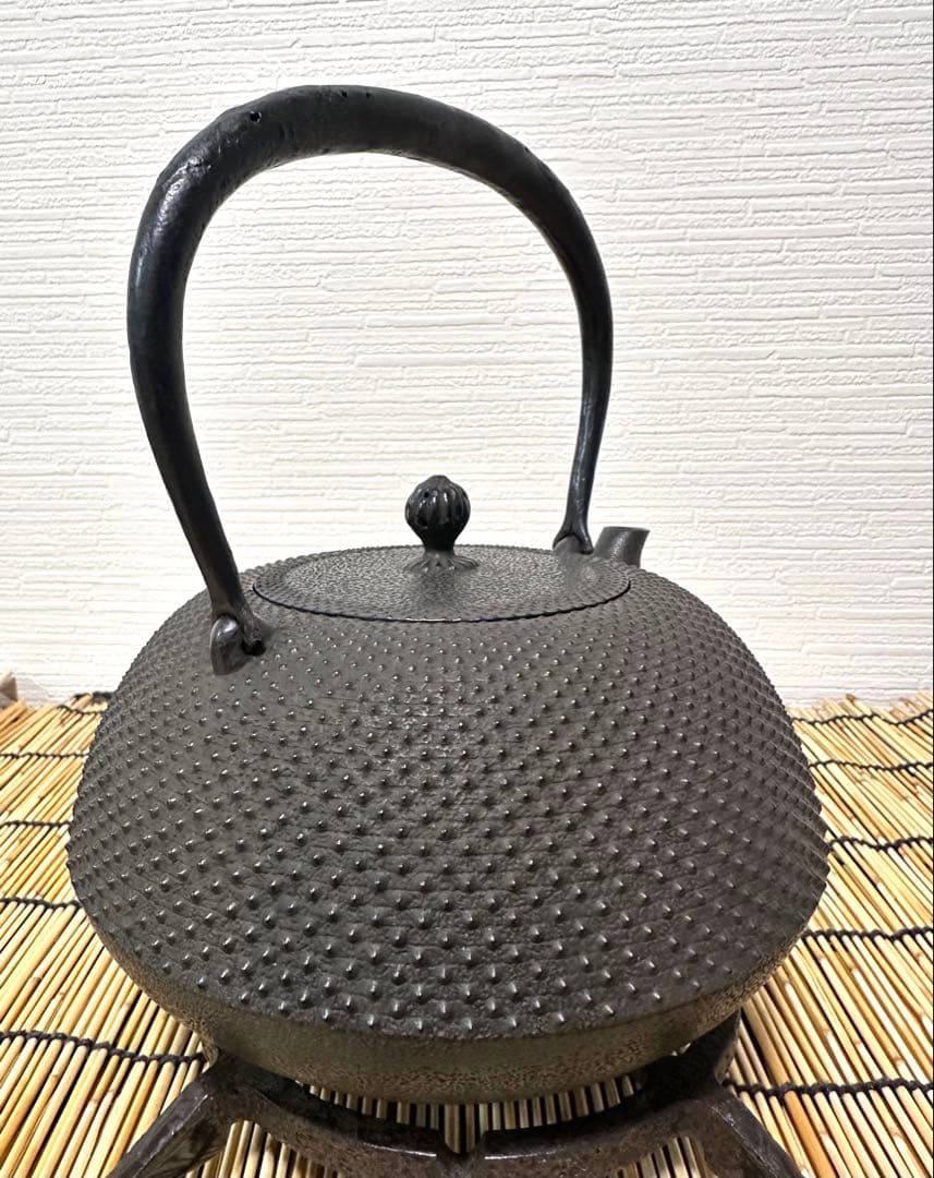 未使用品　南部藩御用鋳物師　１６代鈴木盛久(成郎)作　霰算玉形１４型　南部鉄瓶