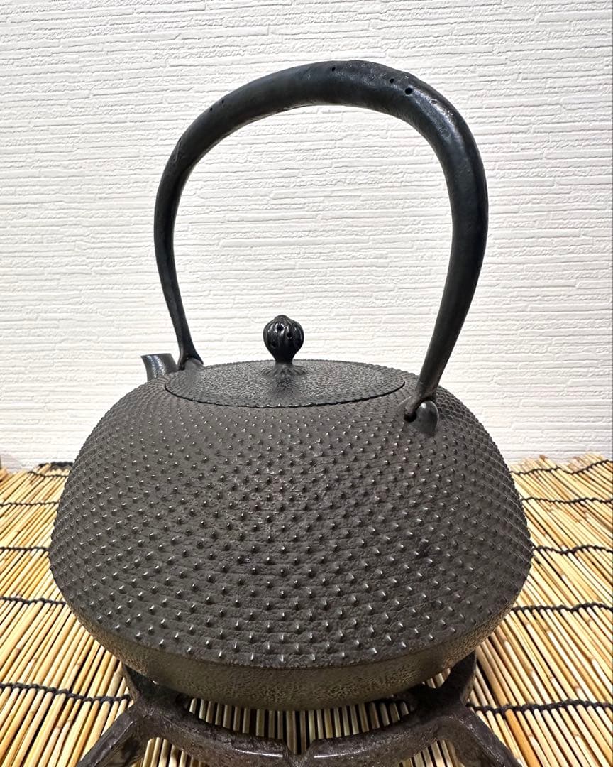 未使用品　南部藩御用鋳物師　１６代鈴木盛久(成郎)作　霰算玉形１４型　南部鉄瓶