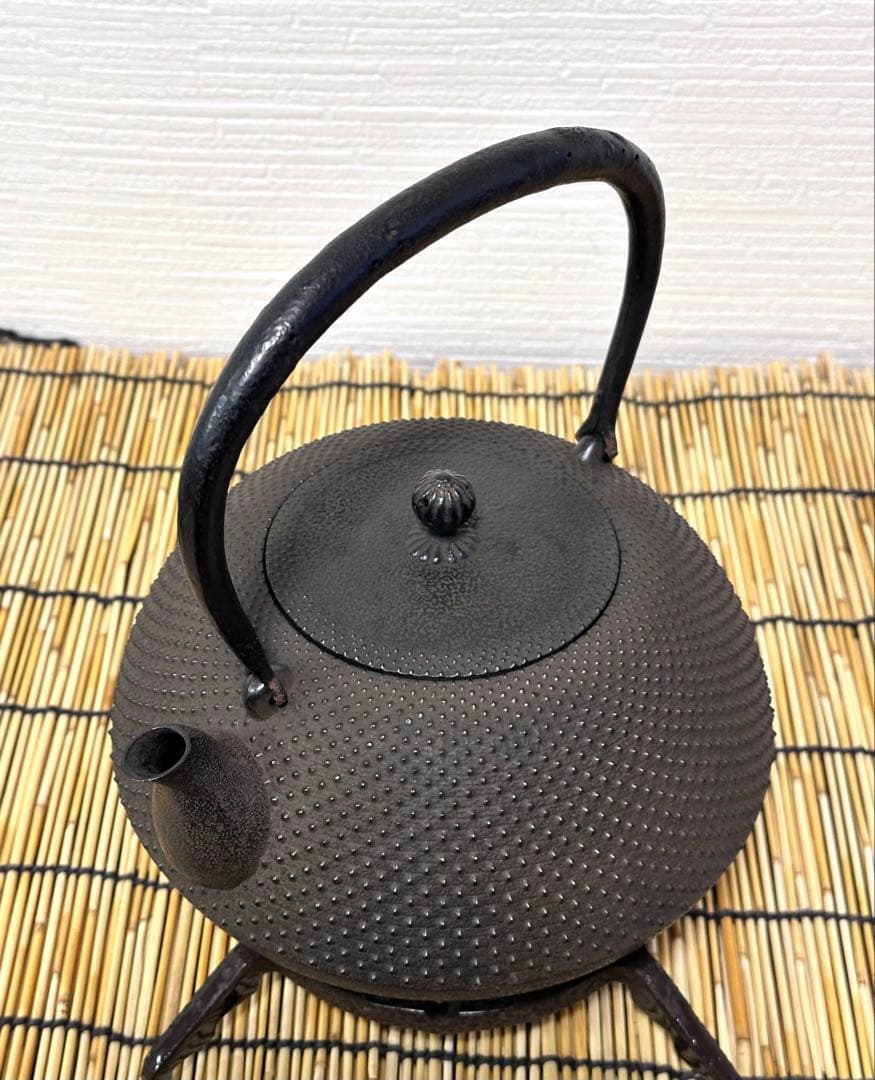 未使用品　南部藩御用鋳物師　１６代鈴木盛久(成郎)作　霰算玉形１４型　南部鉄瓶