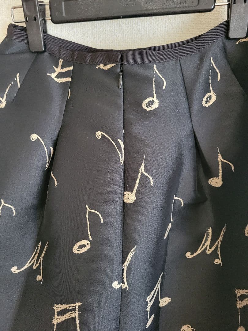 エムズグレイシー38音符柄ブラックフレアスカート