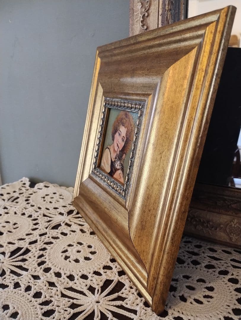 少女と猫の絵画 金色フレーム付き　油絵