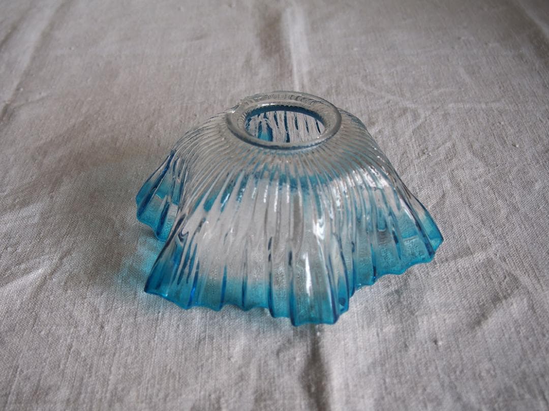 青いフリルの縁取 ガラス ランプシェード 18.6cm ハンドメイド/K295