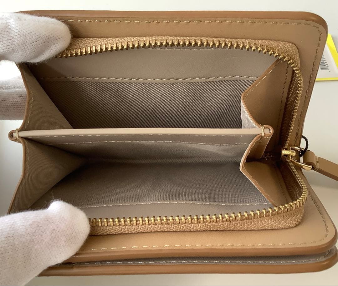 新品★マークジェイコブス★ザレザーカバードJマーク２つ折り財布★キャメル