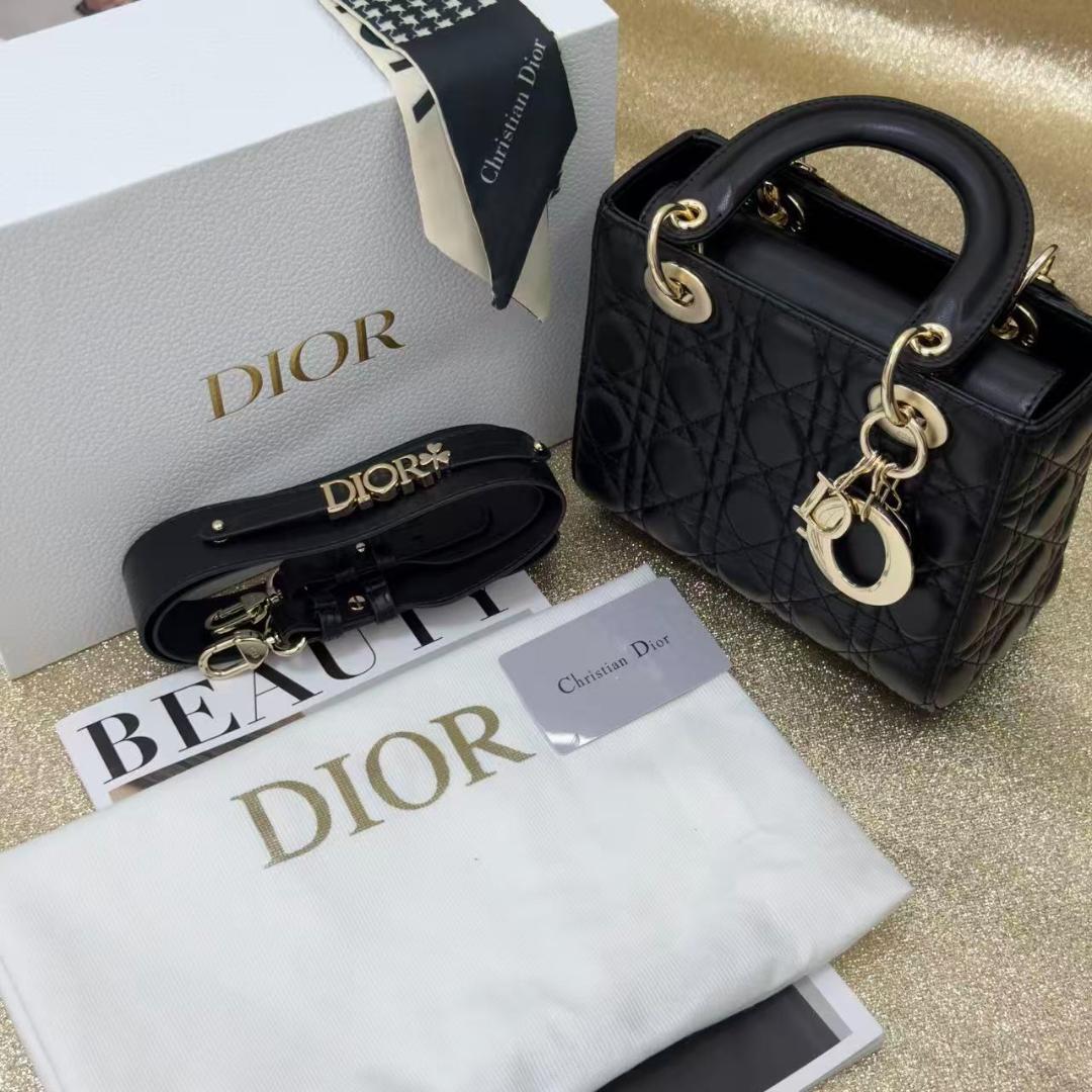 ロゴチャーム ラムスキン ショルダー 24時間以内発送