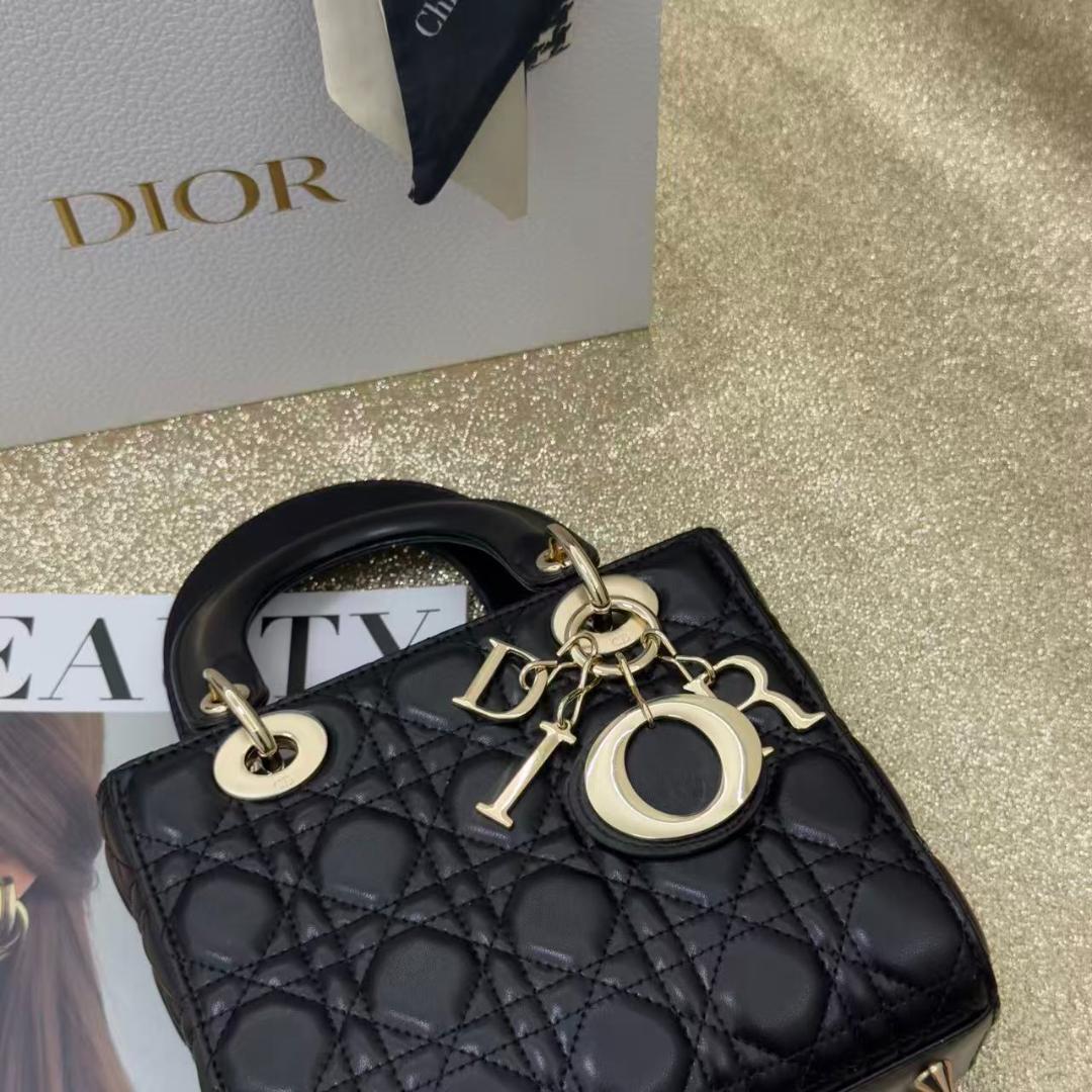 ロゴチャーム ラムスキン ショルダー 24時間以内発送