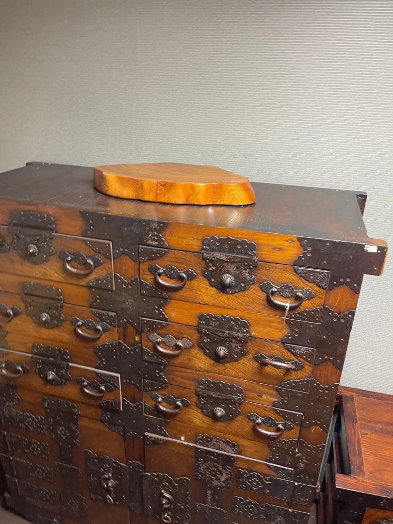 伝統的な木製タンスとテーブル全部で四品 値下げ中！！