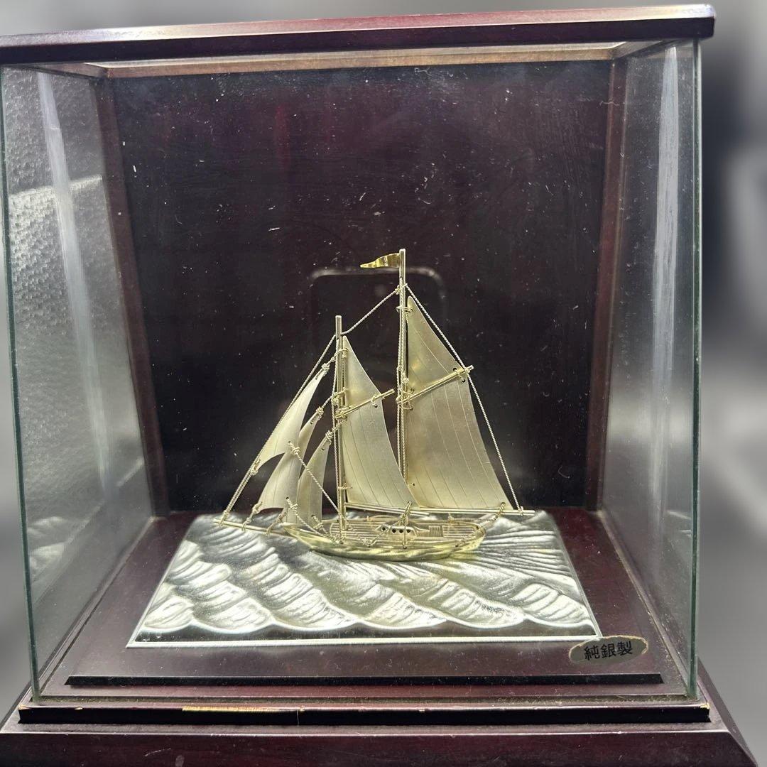 銀製(純銀刻印)帆船 置物 台付 ヨット シルバー 金属工芸 ガラスケース