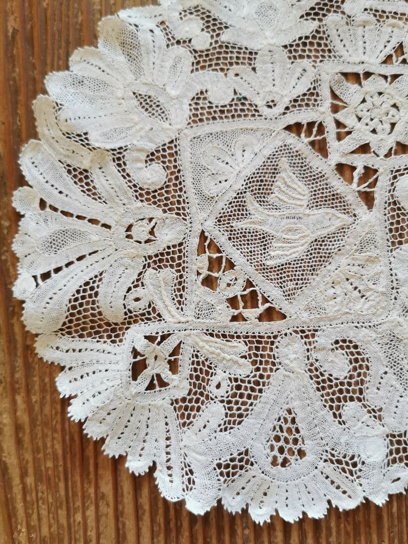 アンティーク 1880年頃 ミラネーゼレース 飛ぶ鳥 ボビン編リネンドイリー