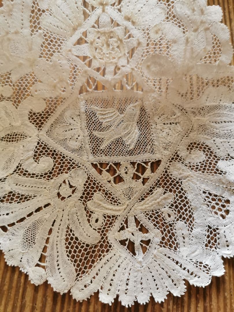 アンティーク 1880年頃 ミラネーゼレース 飛ぶ鳥 ボビン編リネンドイリー