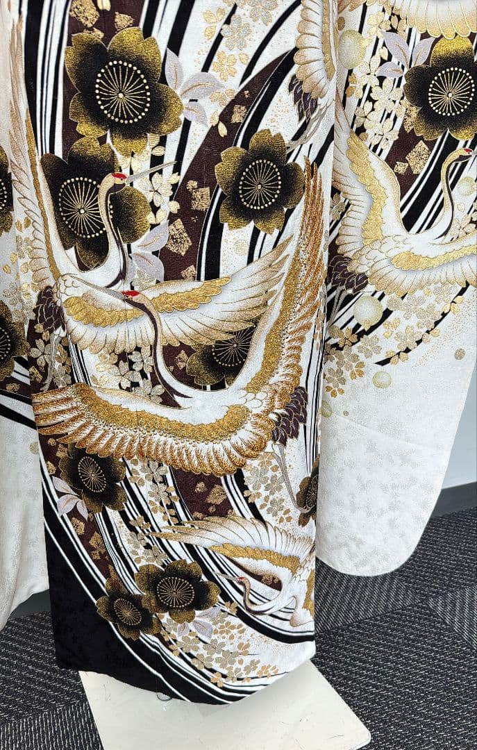 白地に黒金のシックな小花の振袖フルセット
