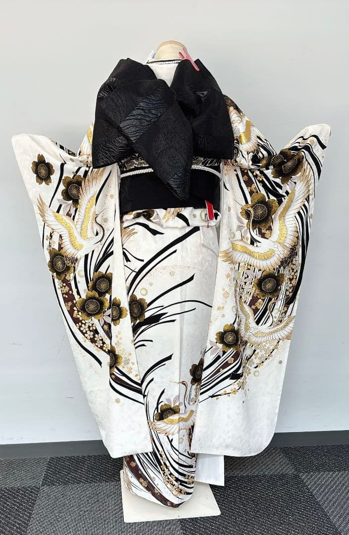 白地に黒金のシックな小花の振袖フルセット