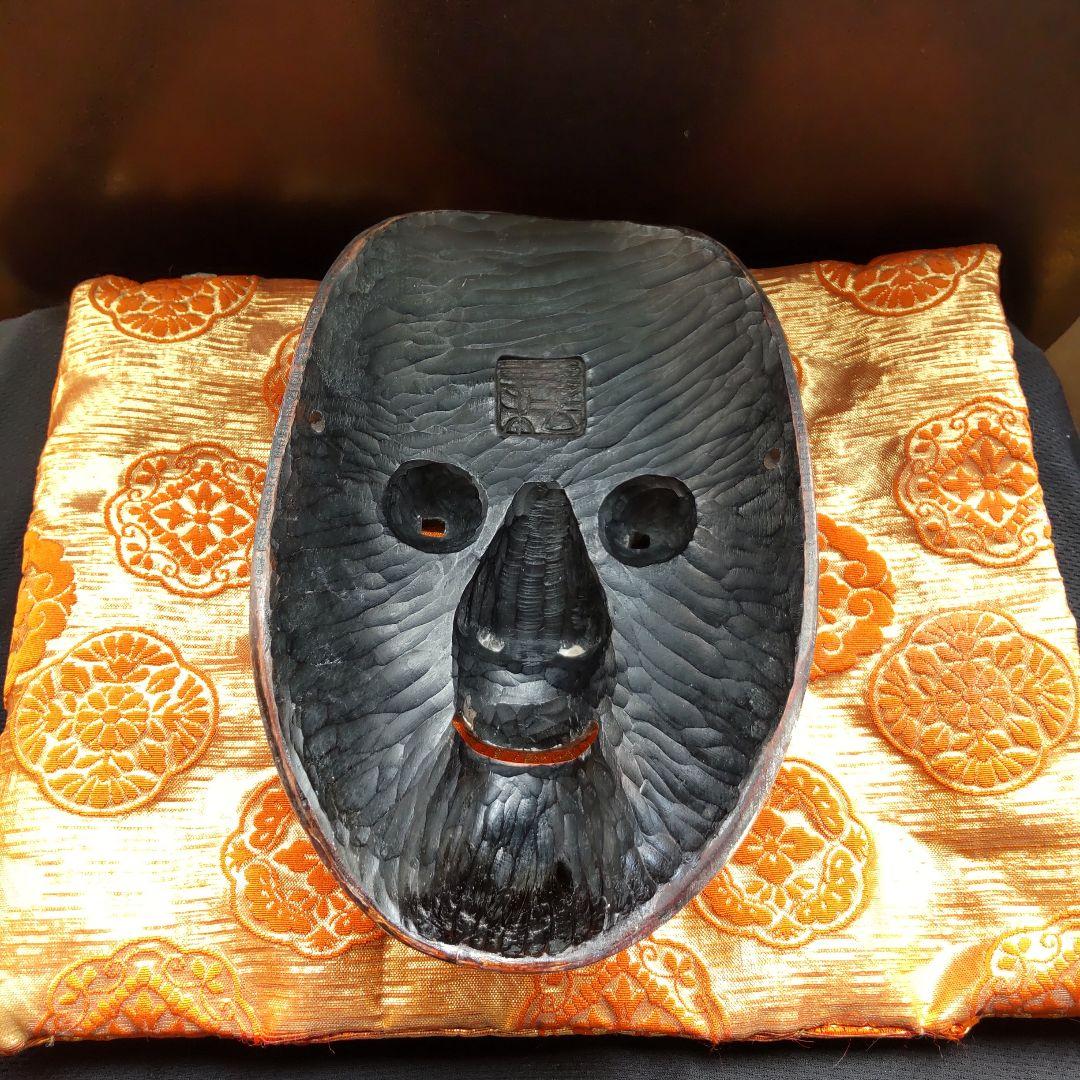 伝統的な日本の木製の能面　小面