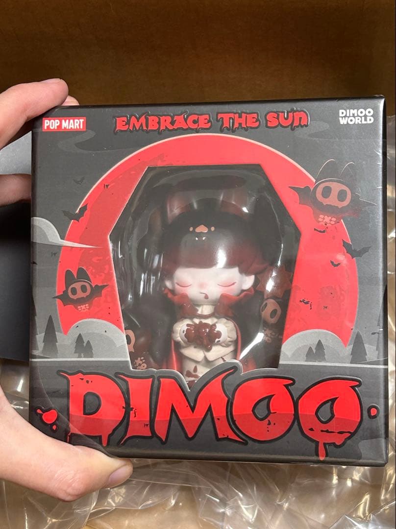 アイドル DIMOO EMBRACE THE SUN FIGURE