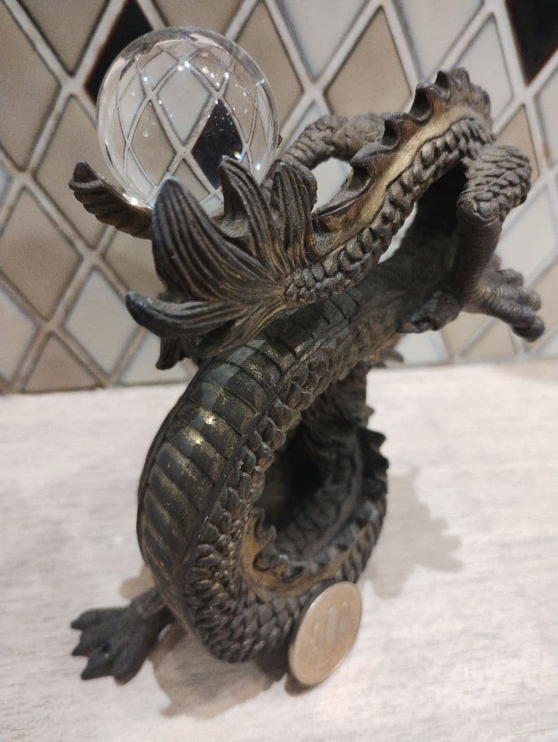 ドラゴンデザインの金属製置物