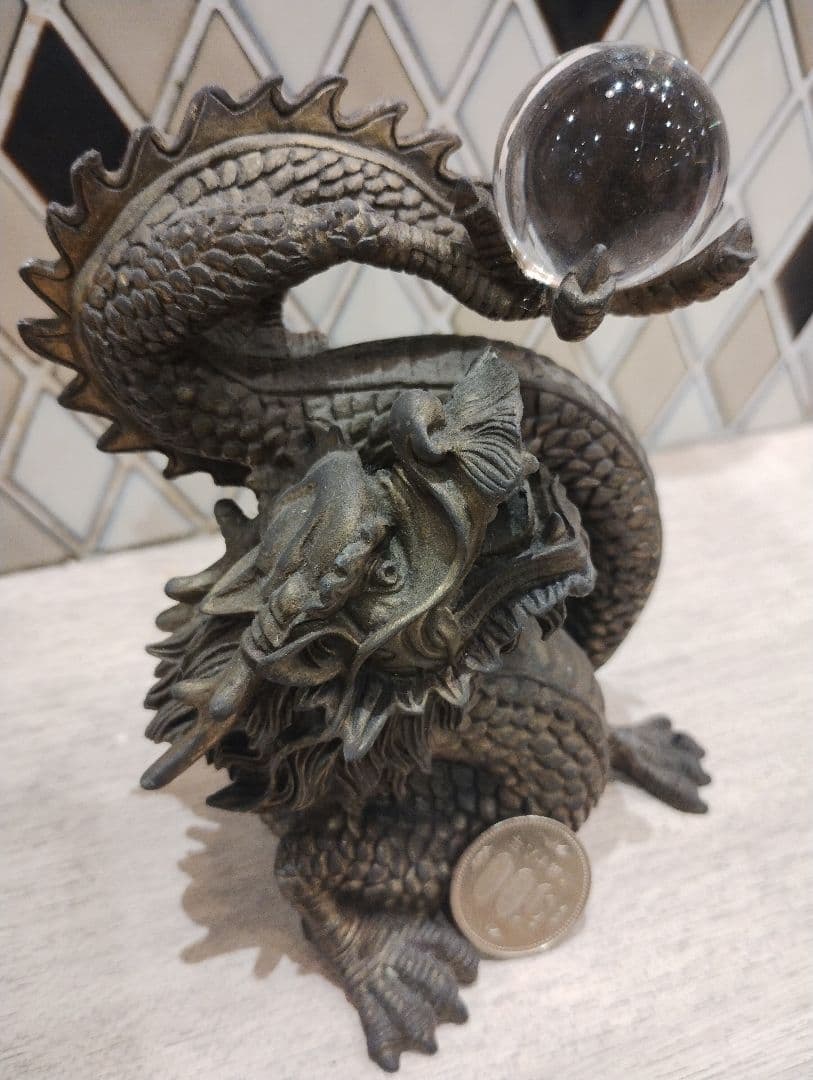ドラゴンデザインの金属製置物