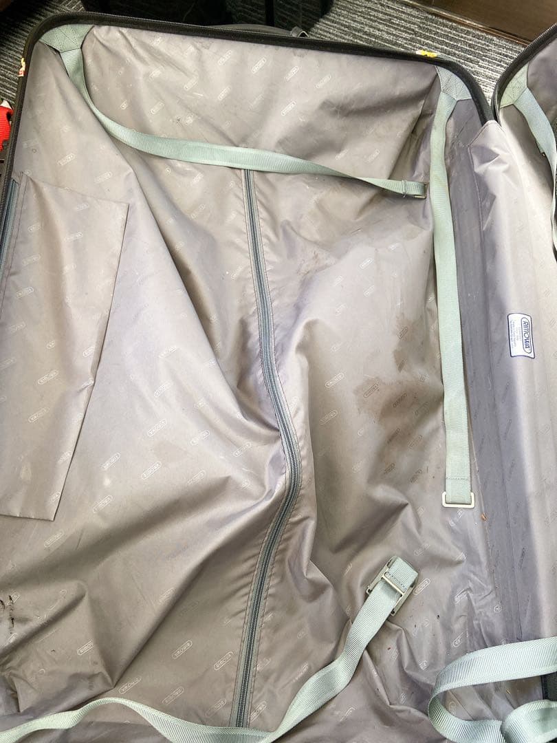 ＄リモワ　スーツケース　縦75cm 横25cm 臭いあり