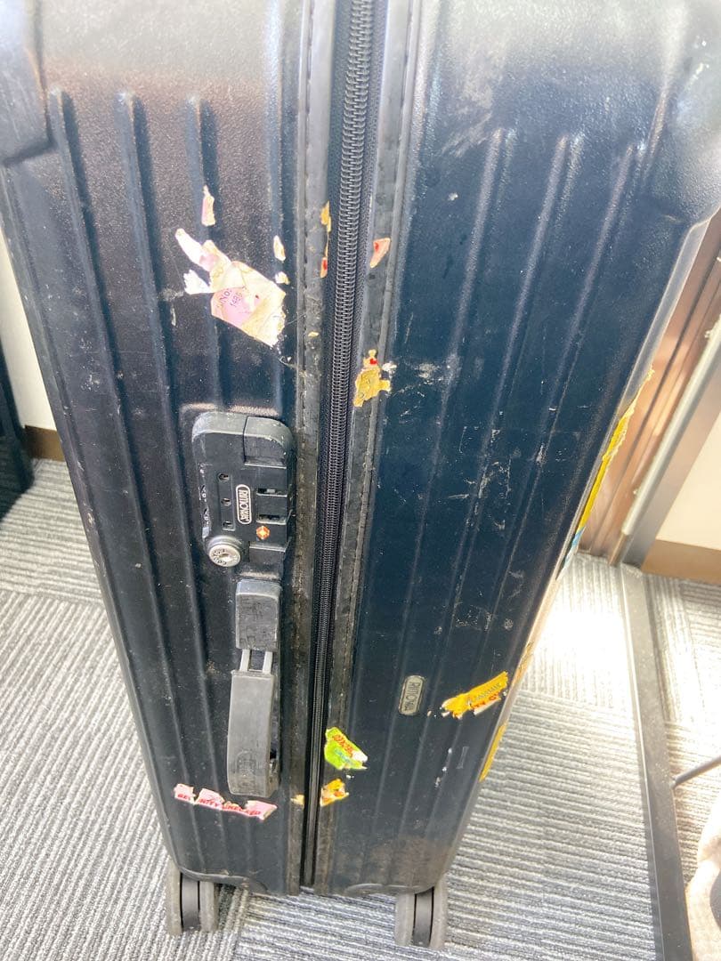 ＄リモワ　スーツケース　縦75cm 横25cm 臭いあり