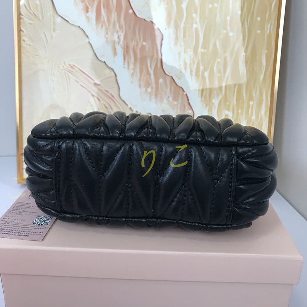 【人気 】ミュウミュウショルダーバッグ レザー